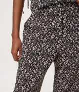 Pantalón carrot de crepé con estampado geométrico, bolsillos laterales y cintura elastizada en la espalda.
