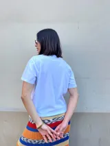 Remera blanca de algodón con estampa en color rojo que incluye la frase "Sanguchito Club" y dibujos de comida.