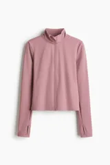 Campera deportiva de corte ajustado con cuello elevado, cierre frontal completo y mangas largas con abertura para el pulgar.