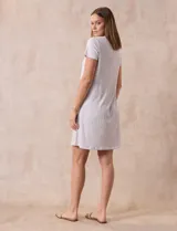 Camisón corto de tejido soft estampado, marca René Rofé. Tiene escote redondo con abertura y mangas cortas.