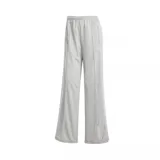 Pantalón Adidas Adicolor Classic Firebird color gris claro con tres tiras blancas a los costados, corte ancho, cintura elástica y logo bordado.