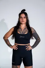 Top deportivo negro de corte ajustado con escote redondo y logo de la marca estampado en el centro del pecho. Confeccionado en tejido técnico de alta elasticidad.
