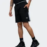 Short deportivo Umbro Cuts, color negro, con cintura elástica y cordón ajustable. Incluye bolsillos laterales y logo de Umbro bordado en la pierna izquierda.