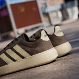 Championes Adidas Barreda Decode, color marrón con las tres tiras características en tono crema y suela de goma en el mismo tono. Confeccionados en una combinación de gamuza y material textil.