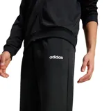 Conjunto deportivo Adidas de hombre color negro, compuesto por una campera con cierre frontal y cuello alto, y un pantalón largo a juego. Ambos cuentan con el logo de la marca estampado en el pecho y en la pierna.