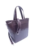 Cartera tipo box color marrón con textura crocco, asa corta y asa larga desmontable y regulable. Tiene bolsillo exterior y bolsillos interiores.