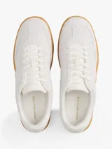 Zapatillas de corte bajo Tommy Hilfiger de inspiración retro, confeccionadas en ante color blanco con suela de goma color caramelo. Presentan monograma TH tonal en el lateral, detalles de ventilación en la puntera y cierre con cordones.