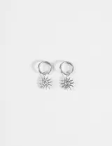 Aros tipo argolla de acero quirúrgico con dije colgante en forma de sol.