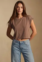 Remera de algodón color marrón, de corte cropped y mangas cortas con hombreras sutiles.