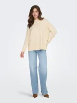 Sweater de punto gris oscuro con cuello alto, manga larga y diseño holgado. Presenta puños y cuello acanalados, con una textura suave y cómoda.