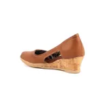 Zapato de cuero negro con taco corrido revestido en corcho y plataforma de yute trenzado. Cuenta con diseño lateral abierto y puntera redondeada.