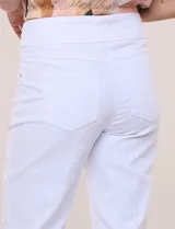 Capri de denim blanco con pretina ancha elastizada, tiro alto, bolsillos simulados al frente y bolsillos funcionales en la parte posterior, con pequeños tajos laterales en el bajo.