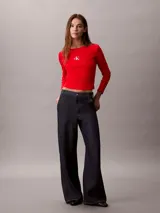 Remera manga larga Calvin Klein de corte ajustado y crop, color rojo, con tejido acanalado y cuello redondo. Cuenta con el monograma de la marca bordado en el centro del pecho.
