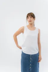 Musculosa blanca de corte holgado con escote redondo y detalle de lágrima en la espalda.