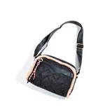 Bandolera negra con diseño acolchado en forma de rombos, ribete de piel sintética color crema y correa de hombro ajustable.