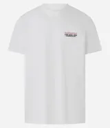 Remera de algodón color blanco, corte comfort, con cuello redondo y manga corta. Presenta un pequeño estampado en el pecho con tres líneas onduladas rojas y negras, y texto debajo.
