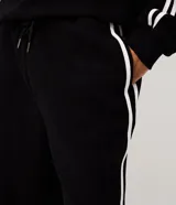 Pantalón de poliéster color negro con corte super wide leg y líneas blancas laterales en contraste.