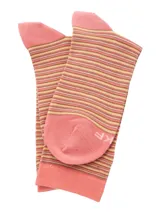 Medias de caña media confeccionadas en fibra de bambú, con diseño de rayas horizontales en tonos rosados, beige y marrón. Presentan talón y puntera reforzados en color rosado sólido.