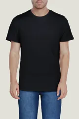 Remera negra de algodón con cuello redondo y corte slim fit.