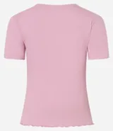 Blusa básica de manga corta, cuello redondo y textura sutil, confeccionada en viscosa con elastano. El bajo de la prenda es ondulado.