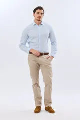 Pantalon azul marino de corte ajustado, con trabillas para cinturón y bolsillos laterales, confeccionado en tejido liviano con elasticidad.