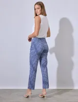 Pantalón de gabardina elastizada con estampado floral multicolor, marca Zac & Rachel. Modelo recto con pretina ancha elastizada.