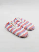 Pantuflas tipo ballerina con interior de felpa y exterior de tela con rayas horizontales en color lila, naranja y blanco.