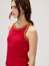 Musculosa básica Mutma Nifa de algodón color negro, con diseño ajustado al cuerpo, ribetes blancos en contraste en el cuello y sisas, y logo bordado en el centro del pecho.