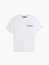 Remera blanca de manga corta para hombre, confeccionada en algodón regenerativo con tejido piqué. Cuenta con cuello redondo, corte regular fit y un bolsillo aplicado en el pecho adornado con la cinta distintiva de la marca.