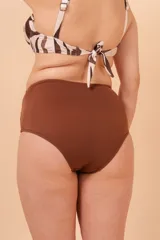 Bombacha de bikini marrón de tiro alto, con detalle de cinto estampado con rayas marrones y blancas en la cintura y aro dorado. Confeccionada con tela que contiene fibra LYCRA® XTRA LIFE™