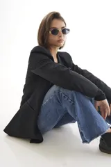 Lentes de sol con armazón metálico plateado y diseño hexagonal. Cuentan con protección UV400 y patillas con el logo de la marca grabado.