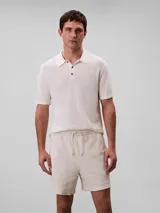 Short de algodón waffle color blanco hueso, con cintura elástica y cordón ajustable.