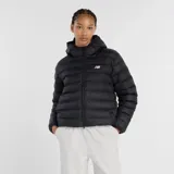 Campera puffer New Balance con capucha, cierre frontal bidireccional y puños elásticos. Diseño acolchado en color negro con logo de la marca estampado en el pecho.