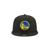 Gorra negra de visera plana con el logo de los Golden State Warriors bordado en el frente y el logo de New Era bordado en el lateral.