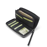 Billetera larga con cierre perimetral, confeccionada en material sintético texturizado color mostaza. Cuenta con correa de mano extraíble y placa metálica con logo de la marca en el frente.