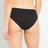 Pack de cinco braguitas negras de algodón con ribete de encaje.