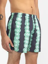 Short de baño para hombre con estampado de flores rosas sobre fondo gris, calce relajado, cintura elástica con cordón regulable, bolsillos laterales y bolsillo trasero con cierre. Incluye suspensor de malla fina hipoalergénico.