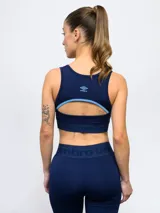 Top deportivo de Umbro para mujer, color azul marino, con el escudo del Club Nacional de Football en el centro y banda elástica inferior con la marca estampada.