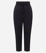 Pantalón de crepé rojo, modelo estilo pijama, de corte fluido, con cintura elástica y lazo de ajuste con terminales metálicas. Cuenta con bolsillos laterales y cierre frontal con cremallera y botón.
