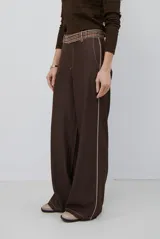 Pantalon de corte recto y pierna ancha, confeccionado en tela tipo denim color azul oscuro, con costuras a contratono y detalle de abertura lateral en el ruedo.