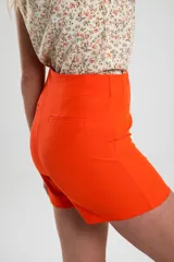 Short de vestir color azul petróleo, de tiro alto y corte recto.