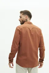 Camisa de manga larga color beige claro, confeccionada en una mezcla de lino y algodón. Presenta un corte semi slim, cuello camisero y un pequeño logo bordado en el pecho.