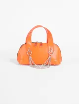 Cartera de mano naranja de cuero sintético con doble asa corta, cierre superior con doble cremallera y cadena metálica plateada decorativa. Incluye correa extraíble y ajustable.