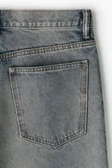 Bermuda de cinco bolsillos en denim de algodón rígido, con corte holgado, tiro caído y pierna amplia.