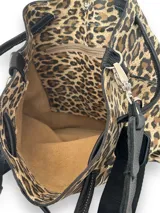 Bolso tipo marinero con estampado animal print, doble correa: una corta de cuero para usar al hombro y otra larga de tela para usar cruzado.