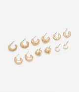 Set de seis pares de aros dorados con diferentes diseños: aros tipo argolla con textura, aros tipo argolla lisos, aros tipo argolla con diseño trenzado.