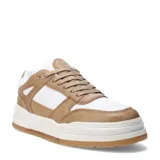 Championes urbanos de diseño moderno, combinando paneles en color beige y blanco. Presentan una silueta robusta con suela de plataforma en tono crema y base de goma, cordones al tono y detalle de textura perforada en los laterales.
