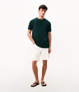 Remera de manga corta y cuello redondo, confeccionada en tejido de media malla con textura vertical. Presenta un diseño minimalista y versátil, ideal para un look casual.