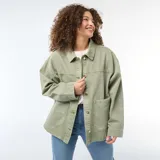 Sobrecamisa de twill color verde militar, de corte oversize, con cuello clásico, cierre frontal de botones metálicos y dos bolsillos delanteros de parche.