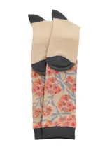 Calcetín largo de mujer color beige con estampado floral en la parte superior, puntera y talón en color gris oscuro, y logo de la marca RKF.